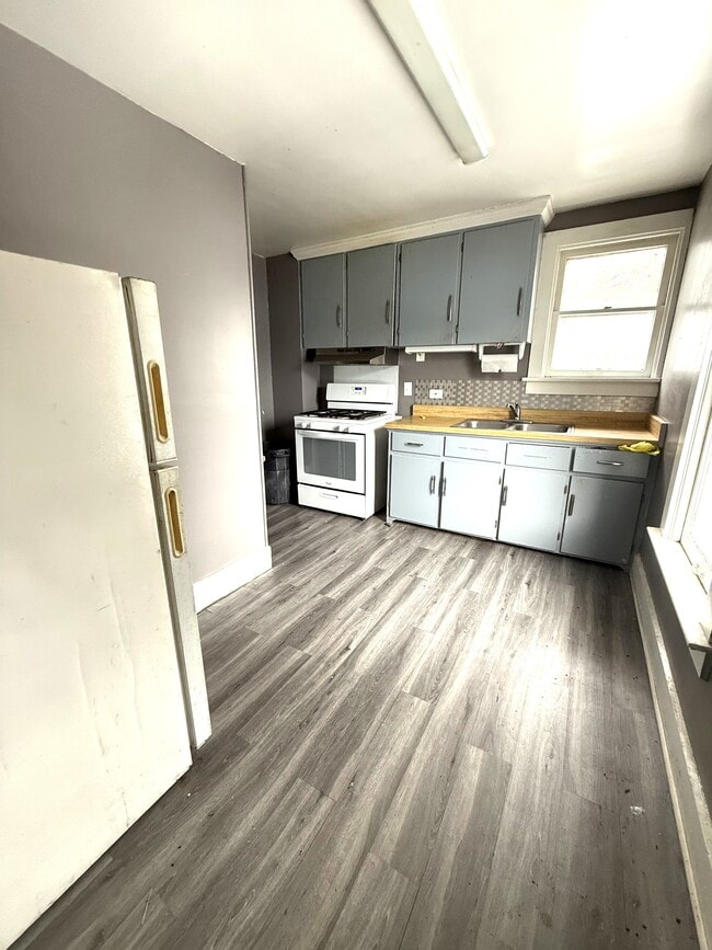 Building Photo - 428 E 27th St Unit 2