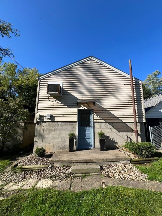 Building Photo - 402 N 6th Ave Unit 402 1/2