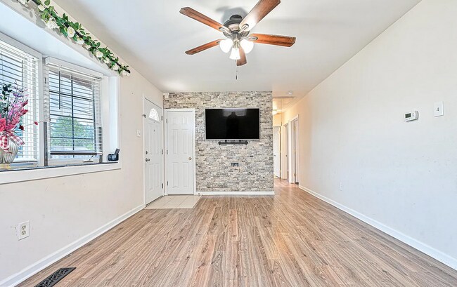Photo - 1122 Monmouth Rd
