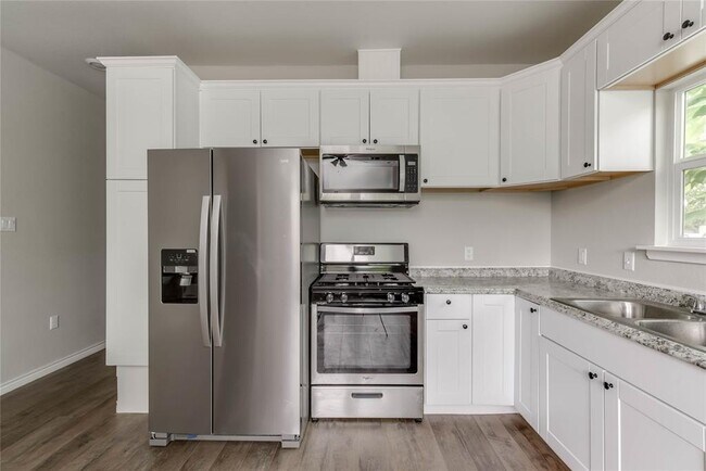 Photo - 412 Booth St