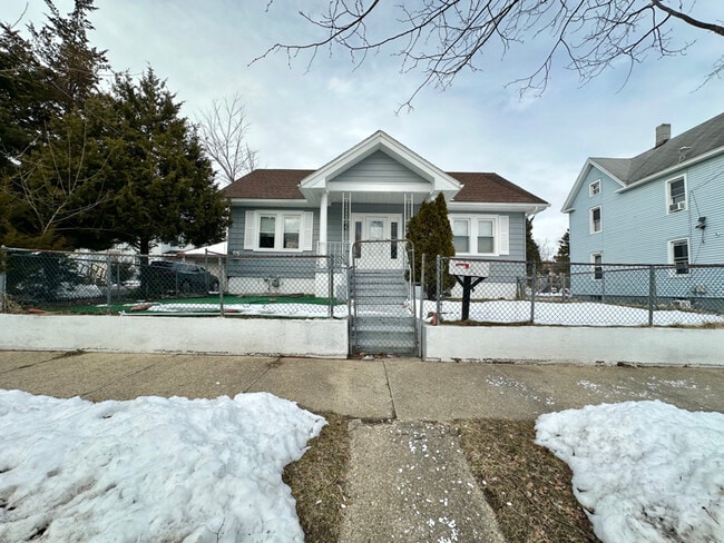 Photo - 308 W Almond St