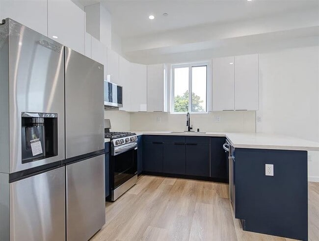2919-2923 S Burnside Ave