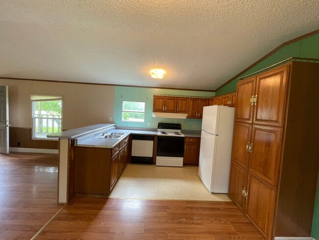 Photo - Country living with spacious front and backyard - 4 beds/ 2bath available now!!