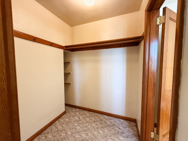 Walk-in closet - Brentwood Apartments