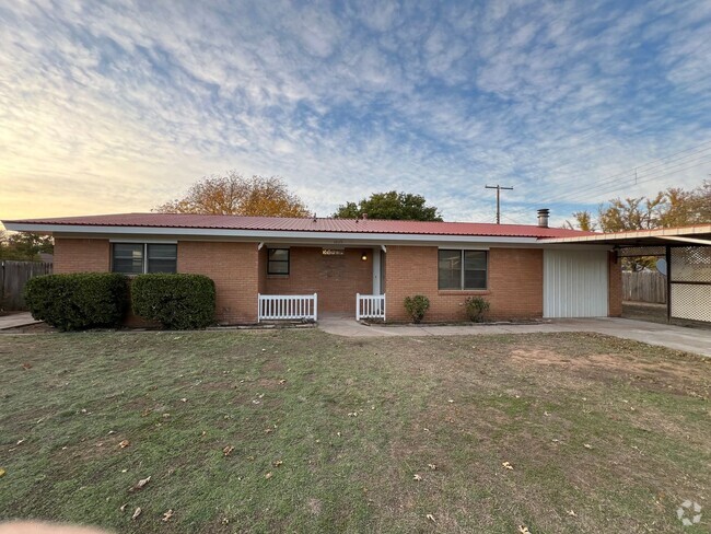 Building Photo - Room to roam with small town amenities Rental