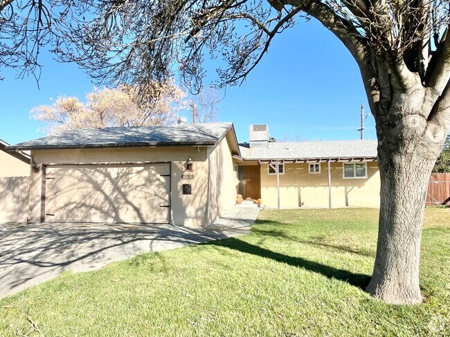 Building Photo - Merced: $1975 3 bed 2 bath single story ho... Rental