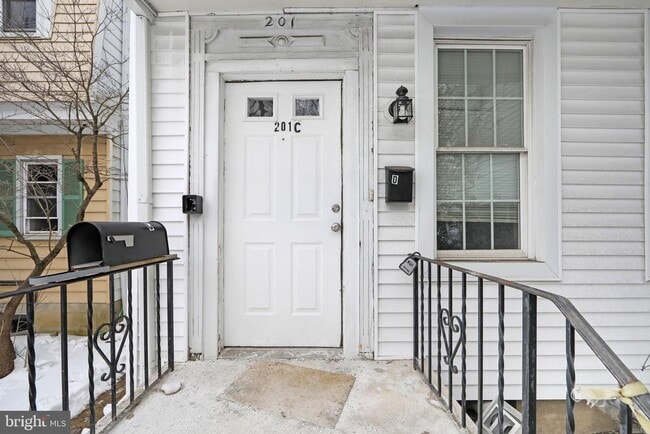 Building Photo - 201 Chester Ave Unit C