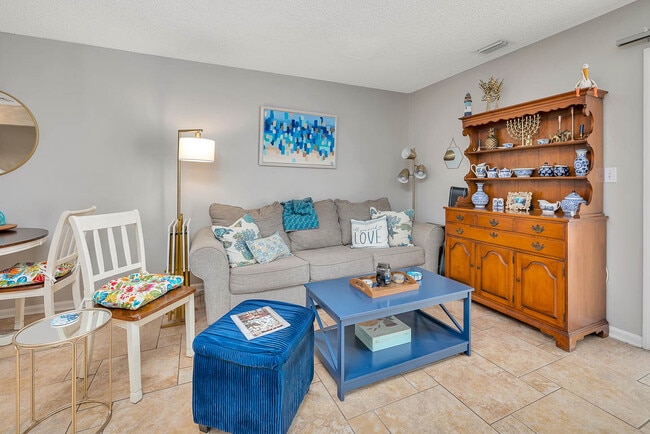 Photo - 132 S Island Square Dr