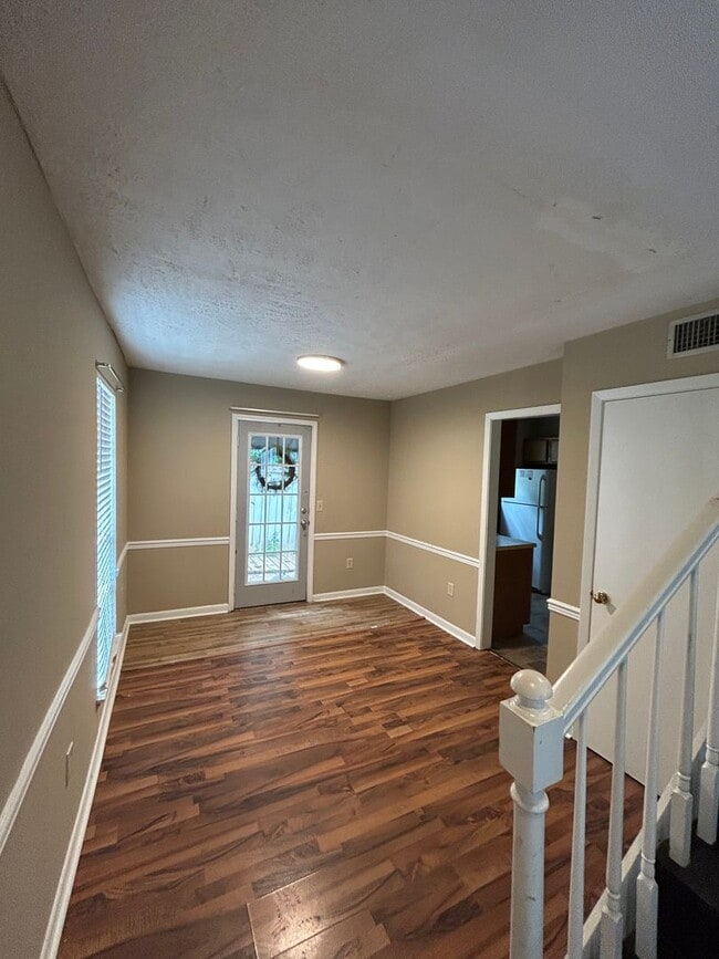 Photo - 900 Whitworth St