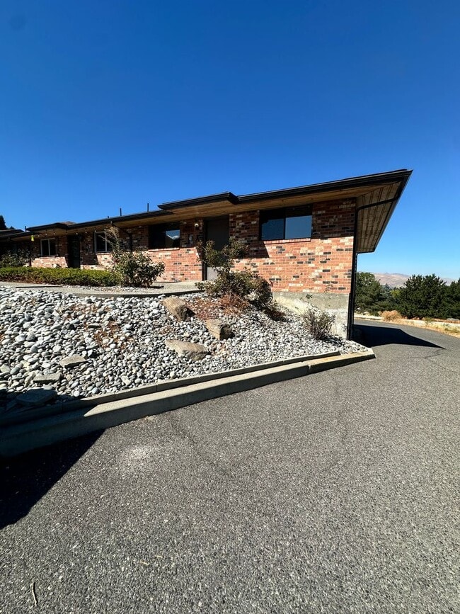 1826 Rocklund Dr