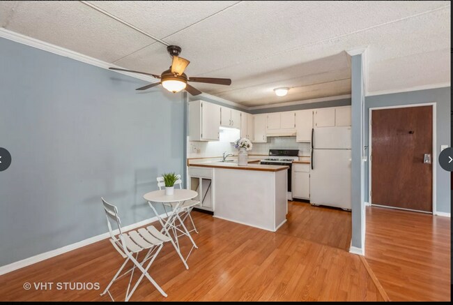 5S066 Pebblewood Ln Unit B9