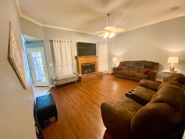 Photo - ** Beautiful 4/2 in Golden Meadows **