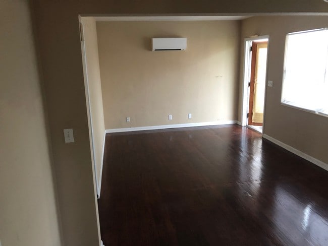 Living Room - 108 S Lakeside Dr Unit #4