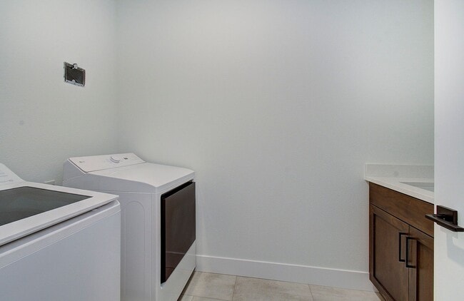 Photo - Luxury Upgraded Executive Townhome | 4 Bed | 3 Bath in Prime Camas School District
