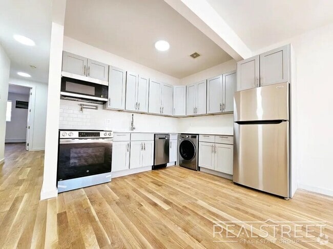 Building Photo - Brand New 4BD/2BA Penthouse with Skylight,... Unit 2