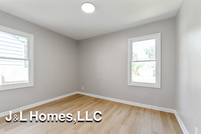 Photo - 568 Whitethorne Ave