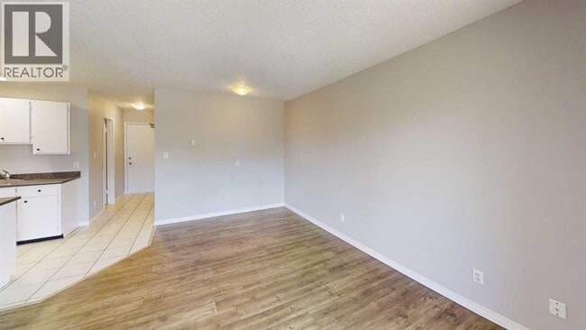 Photo - 10028-10105 105 Ave