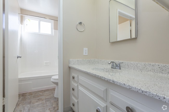 1 BR, 1 BA - 594 SF