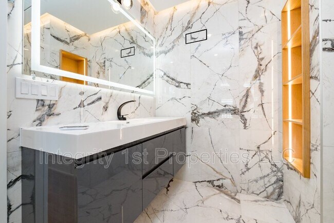 Photo - 611 W 49 St Unit Top Floor