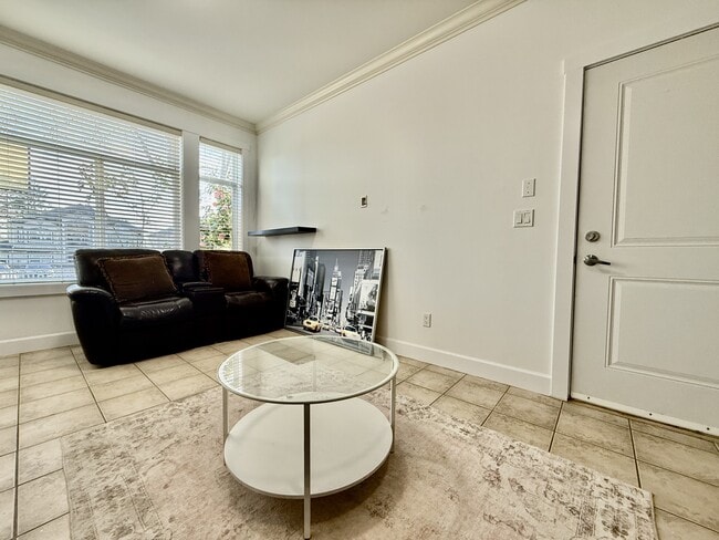 Photo - 13275-13290 90 Ave