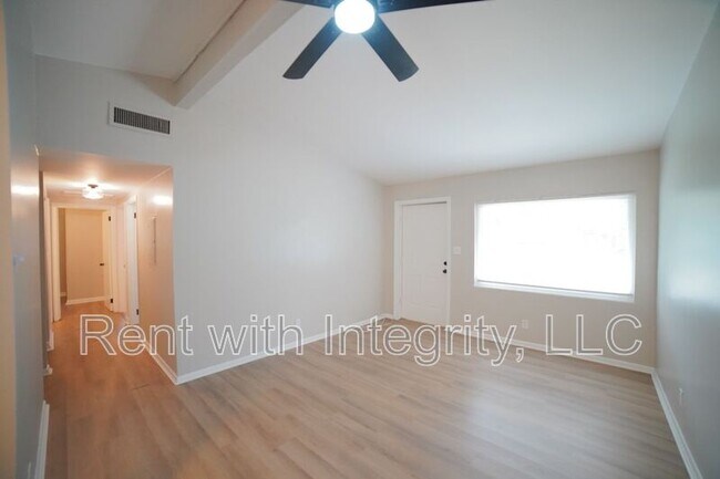 Photo - 2032 Warwick St