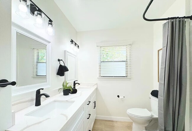 Photo - 20323 Lorne St