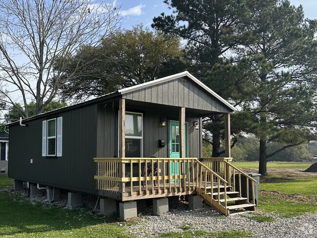Building Photo - 14625 Labelle Rd Rental