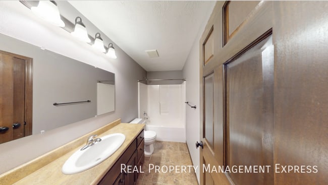 Photo - Modern 4 Bedroom 2 Bathroom Twin-Home in Tea