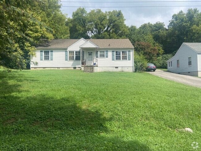 Building Photo - Beautiful 3 Bedroom Home w/yard!