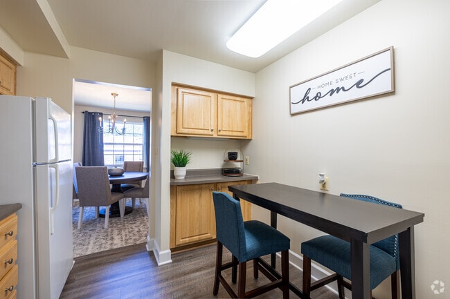 2BR, 2BA - 1,300SF - The Chateau - Kitchen