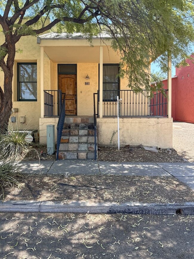 Building Photo - 3 bedroom 2 bath - close to Downtown