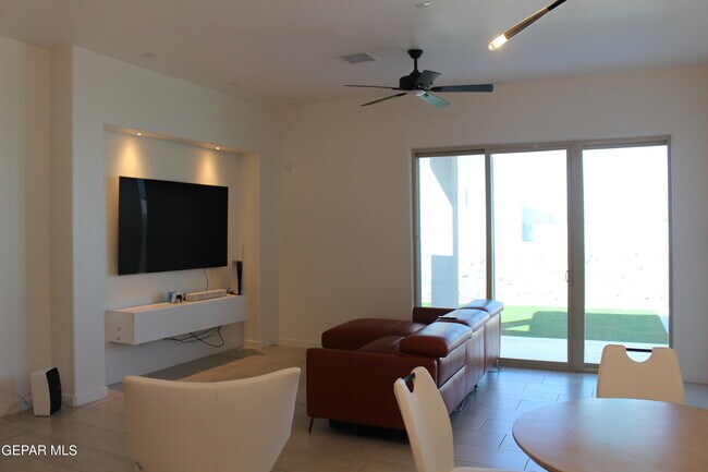 Photo - 233 Farnborough St