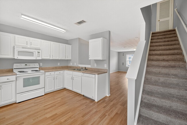 Photo - 1006 Halifax Ln