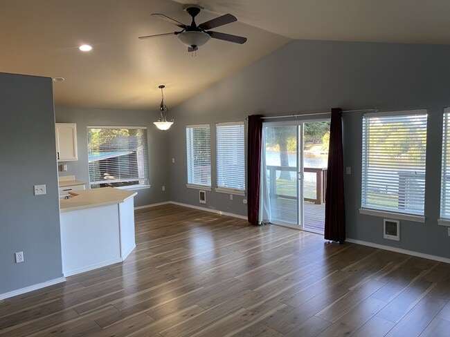 Photo - 348 Cockle St SW