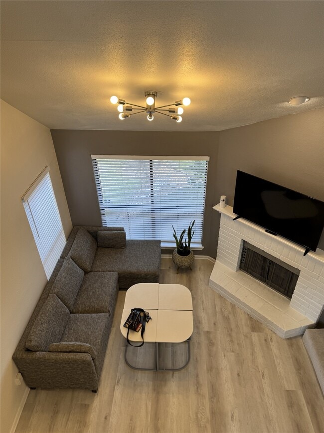 Building Photo - 3130 Walnut Bend Ln Unit 424