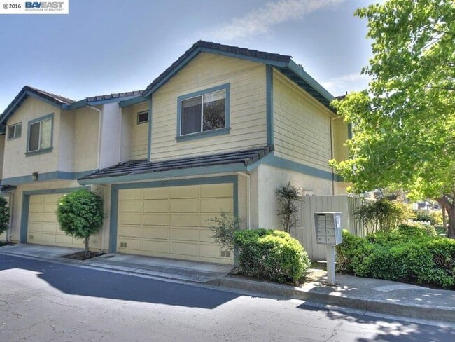 Photo - COMING SOON! $3,500 / 3BR - 1383 S.F. GORG...