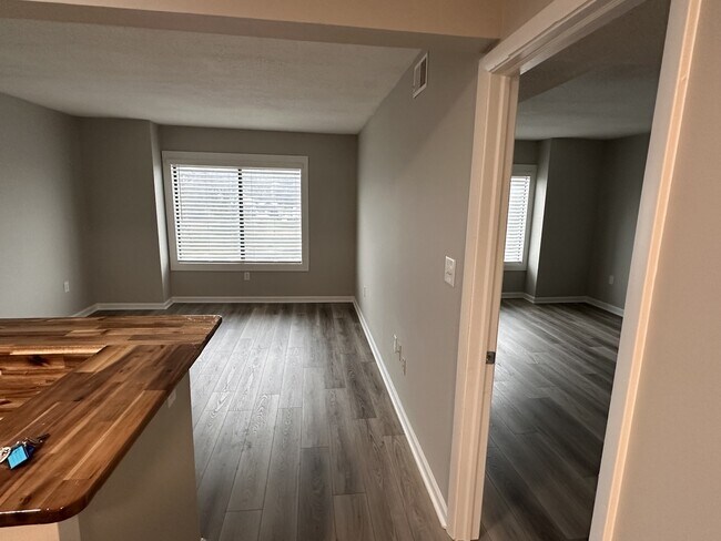 Photo - 1600 Park Cir