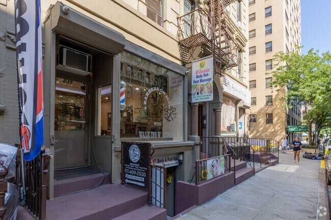 Photo - 235 E 25th St