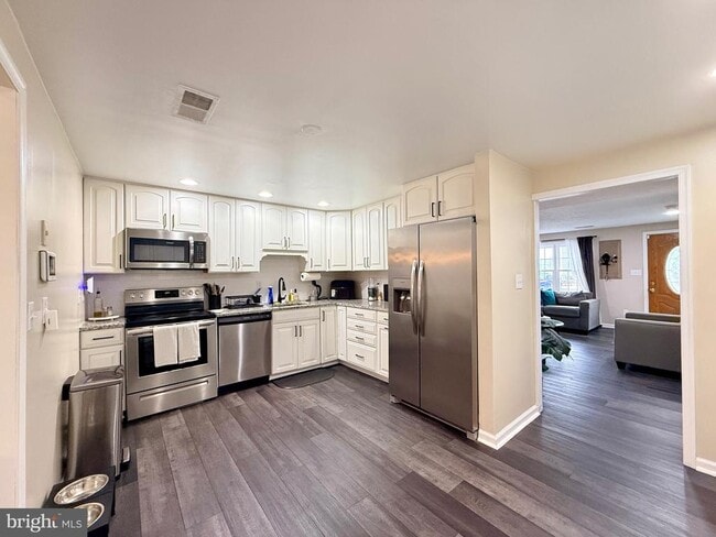 6416 Lacrosse Ln