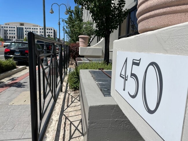 Building Photo - One Bedroom / One Bath Downtown Condo