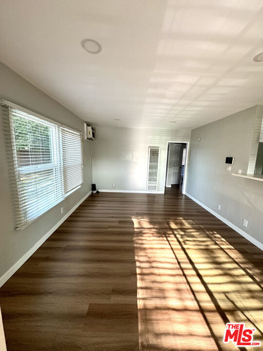 Photo - 6518 Pickering Ave