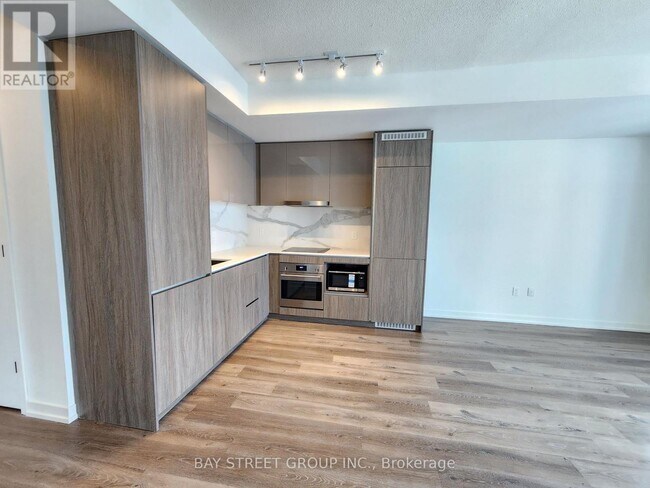 Photo - 28 Interchange Wy Unité 2203