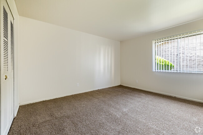 2BR, 1BA - 900SF - Primary Bedroom