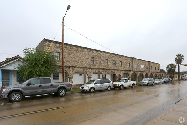 Reypres Square Apartments - Reypres Square Apartments
