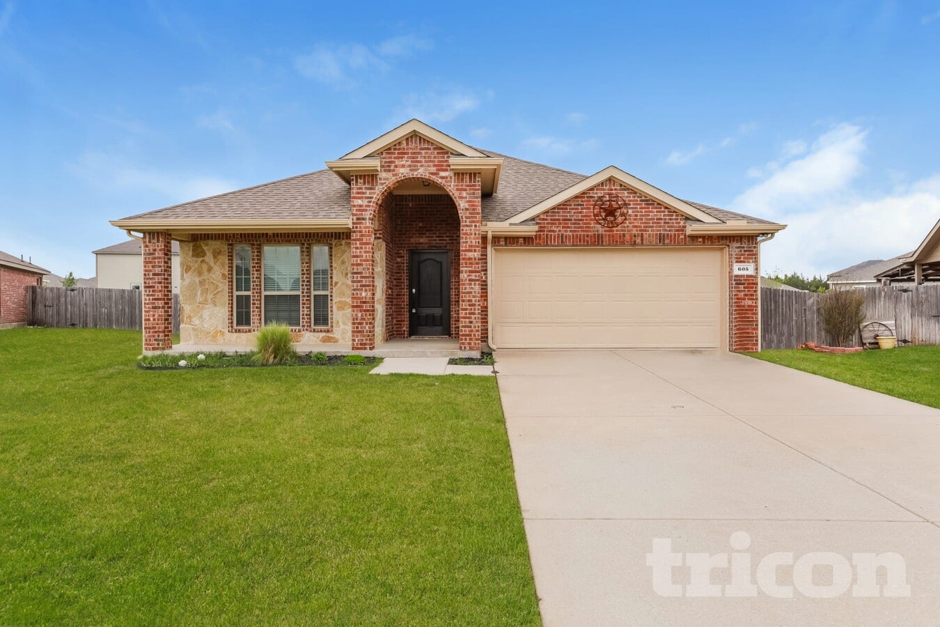 Photo - 605 W Grove Cir