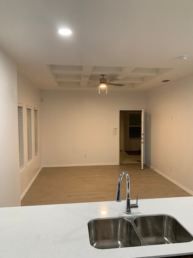 Sala de estar - 918 N Spruce St Unidad 2