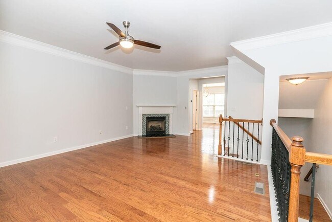 Photo - 827 Charles Bank Ave SE