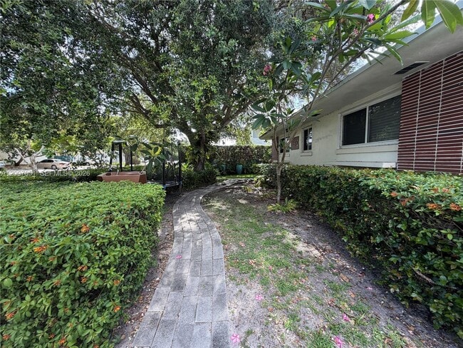 Building Photo - 812 NE 90th St Unit 1