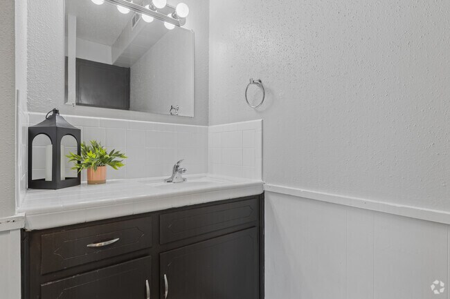 2BR, 2BA - 980SF - Primary Bathroom