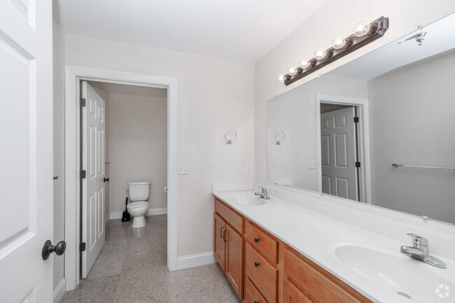 1BR, 2BA - 1,050SF - Bathroom